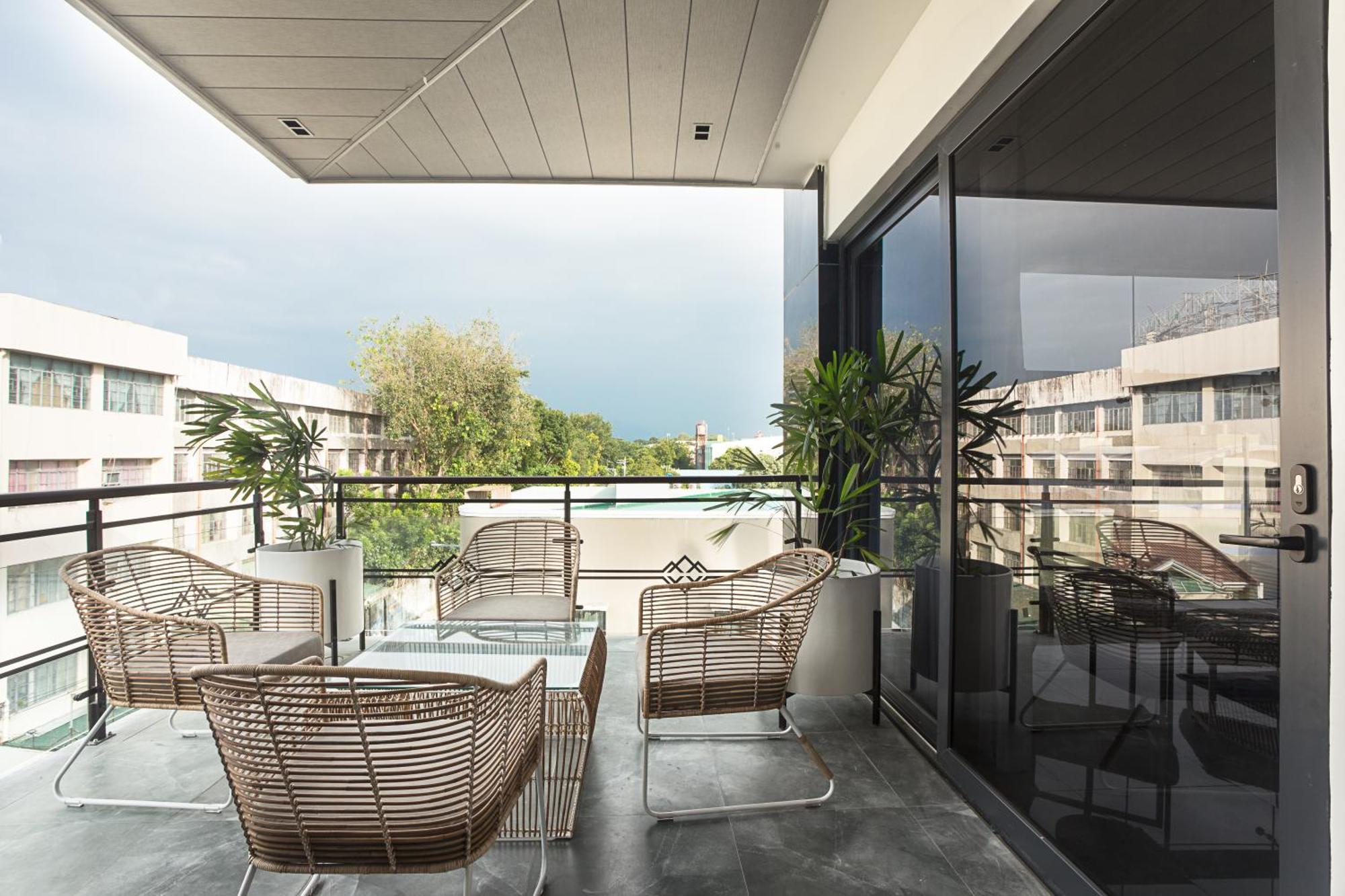 Stonehill Suites Bacolod Eksteriør bilde